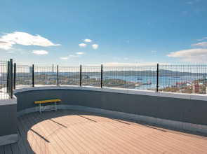 Апартаменты на высоком этаже, рядом с театром и мостом, недалеко от центра. Фастовская 29.