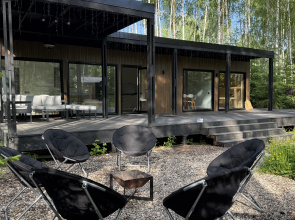 V okruzhenii lesa s saunoi Private house