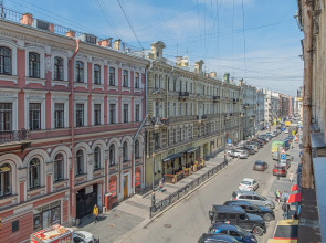 Ларго у Невского проспекта