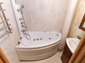 Апартаменты Трёхкомнатные с джакузи на Антона Валека 12