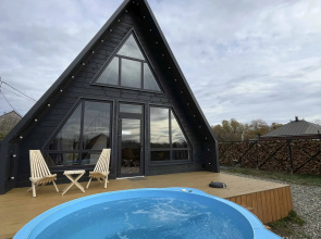 Dvukhetazhnoye s zonoy kostra. barbekyu. terrasoy i dzhakuzi Chalet