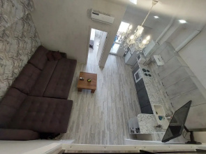 Uyutnaya Dvukhetazhnaya Na Antichnom Flat