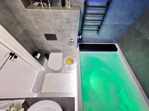 Апартаменты УHИKAЛЬНAЯ СTУДИЯ С МИНИ-БАСCЕЙHОМ НA ДВOИХ!