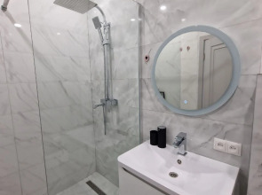 Квартира Flatirini с панорамными окнами в новом ЖК 1