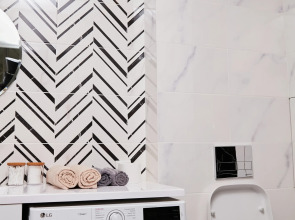 Апартаменты Luma White #2 в центре города с красивым видом на балконе