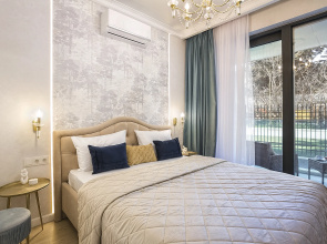 Semeynye s 2 Spalnyami i Terrasoy Vid na Palmy i Dorogu - Skay Plaza Apartments