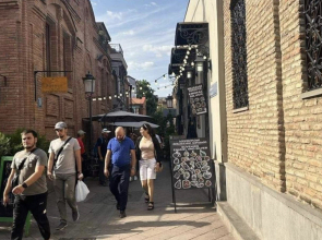 Апартаменты House near Gabriadze theatre