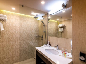 Отель Ramada and Suites by Wyndham Yerevan