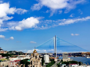 Апартаменты с балконом и видом на Золотой мост