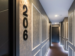 Отель The Queen Hotel