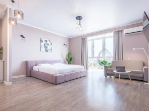 Апартаменты с панорамным видом на город, с большим телевизором (65 дюймов) и Алисой. Встречайте рассветы!