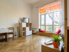 Кomnata s Balkonom na Vasilyevskom Ostrove Lodging house