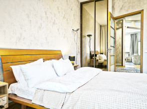 Апартаменты Центр Легендарный Дом под Шпилем | Огромная Трёшка