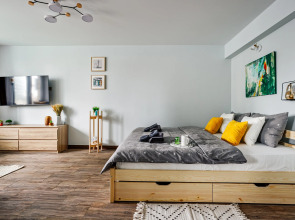 Апартаменты Butyrsky Cozy with Terrace, Parking and King-size Bed