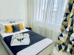 Uyutnaya odnokomnatnaya Romb s vidom na lebedinoye ozero Flat