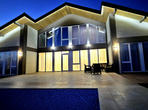Dom s Basseynom i Plyazhem v sele Andreevka Chalet