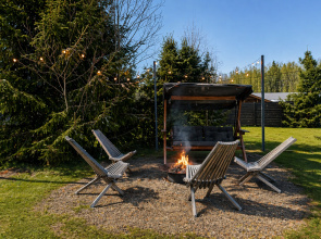 S Chanom, Zonoy Bbq, Kostrovym Mestom v Okruzhenii Yelochek Private house