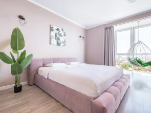 Апартаменты с панорамным видом на город, с большим телевизором (65 дюймов) и Алисой. Встречайте рассветы!