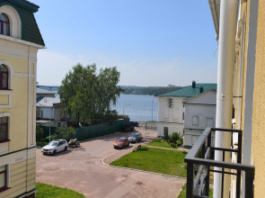 Uyutnaya Dvukhurovnevaya v Tsentre Goroda Na Naberezhnoy Flat