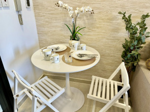 Апартаменты Cosmos Living Sleek and Stylish GCV2