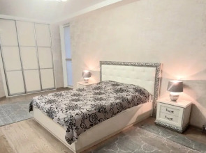 Апартаменты в центре с тремя спальнями на Червякова 55 рядом с парком Победы