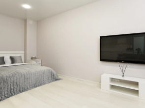 Prostornaya I Svetlaya V Tsentre Flat