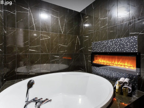 Квартира Студия с большой круглой ванной и камином
