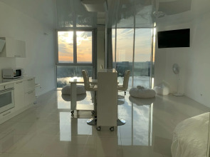 Апартаменты Белая Романтическая Студия с Панорамным Видом