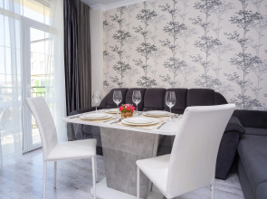 Апартаменты Red Apartments Арт Лайт Сити Апартамент Рафаэль