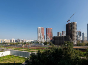 Квартира С Подиумом и выдвижной кроватью дизайнерская