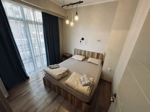 V Tsentre Tbilisi na 2-6 Gostey s 2 Izolirovannymi Spalnyami , Kukhney-Gostinoy i Balkonom Apartments
