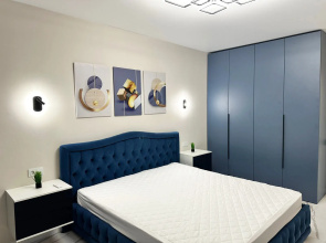 Komfortabelnaya c dizaynerskim remontom ryadom s tsentrom goroda Flat