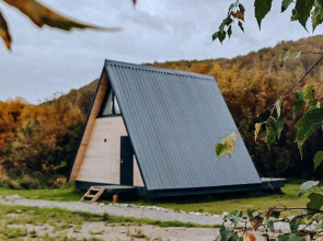 Dvuetazhny A-Freym S Terrasoy Chalet