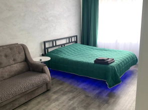 S Paryaschey Krovatyyu Flat