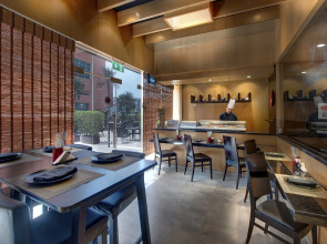 Отель Two Seasons Hotel & Apartments