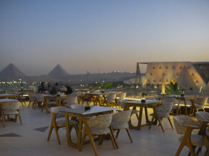 Royal Great Pyramid Inn Hotel