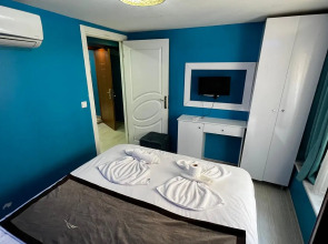 Отель Moon Blue