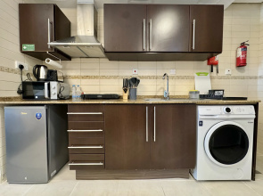 Апартаменты Cosmos Living Sleek and Stylish GCV2