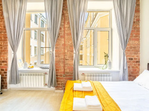 Апартаменты на Большом 13 Два Окна в Спальне