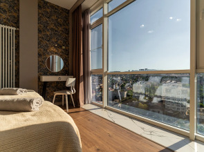 Апартаменты трехкомнатные с панорамным видом на город и море в центре Новороссийска от LetoApart