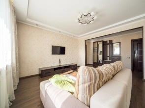 Квартира Тёплая солнечная возле БЦ Первая Башня