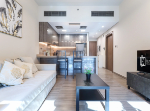 Elite LUX Holiday Homes - Stunning Lake View 1BHK Retreat in JLT Dubai Apartments