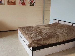 Квартира - студия в центре, есть выход на крышу и бесплатная парковка