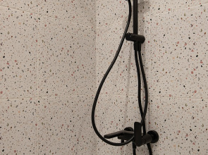 Апартаменты улучшенные в новом доме с качелей