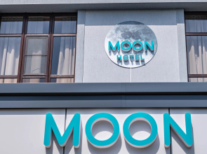 Отель Moon Hotel