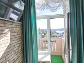 Апартаменты с балконом и видом на Золотой мост