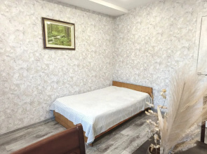 Tryokhkomnatnaya Vblizi Skvera Entuziastov Flat