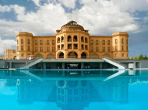 Latar Hotel Complex
