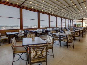 Отель Two Seasons Hotel & Apartments