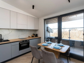 Квартира с Мансардными Окнами и Видом на Море